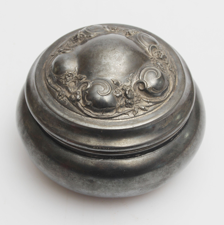 Круглая металлическая коробка с серебряным напылением