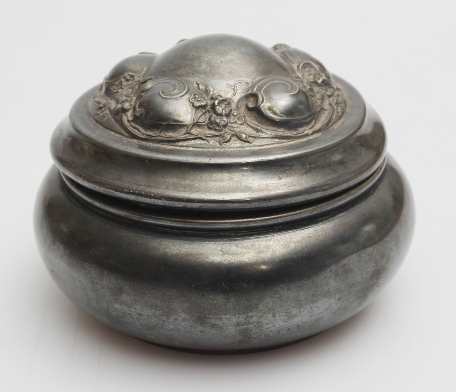 Круглая металлическая коробка с серебряным напылением