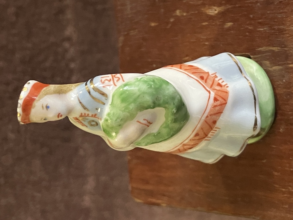 Statuete Līgotāja, porcelāns augstākā šķira, modeļa autore Aina Mellupe