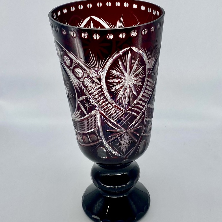 Large vase made of manganese crystal in the shape of a goblet. Ilguciems. Classic fine carving. 38 cm. Author's work of the factory's artists.