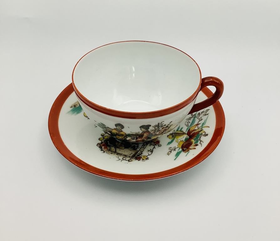 Antīks ķīniešu tējas pāris ar roku apgleznojumu. Izgatavots no vislabākā porcelāna un labā stāvoklī. Reta pazīme