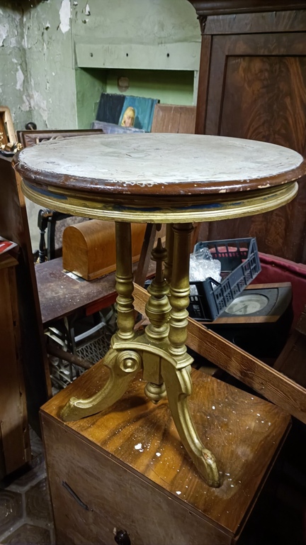 Small coffee table pedestal