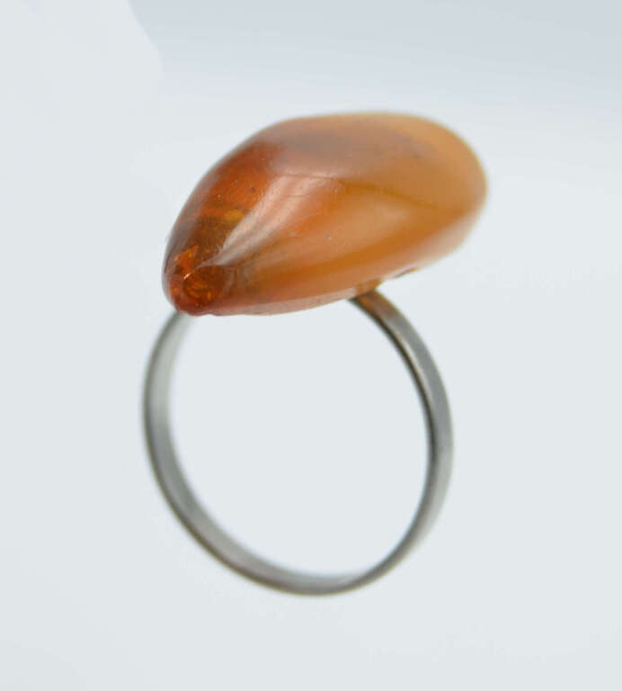 Кольцо с камнем янтаря