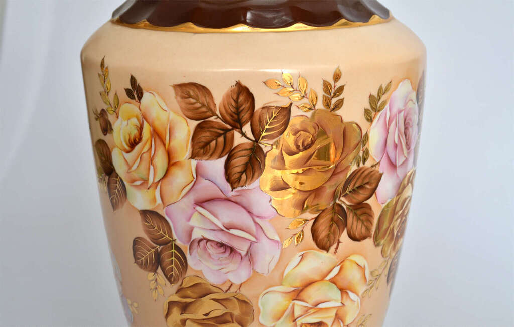 Porcelāna vāze ar rožu dekoru