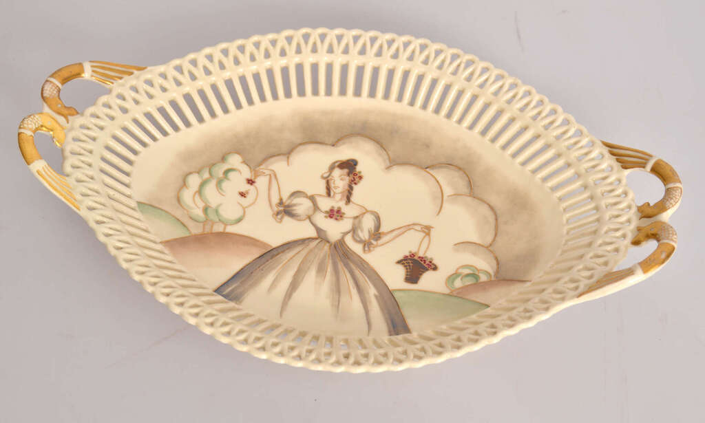 Dekoratīvs porcelāna šķīvis Puķu meitene
