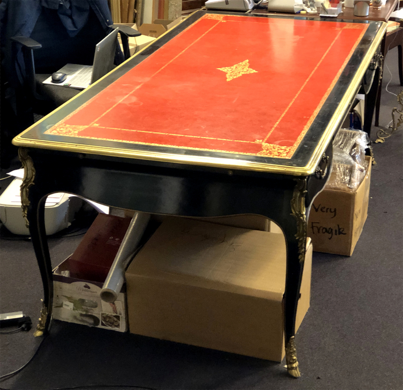 Melnkoka galds ar ādas virsmu un zeltītām bronzas apdares detaļām