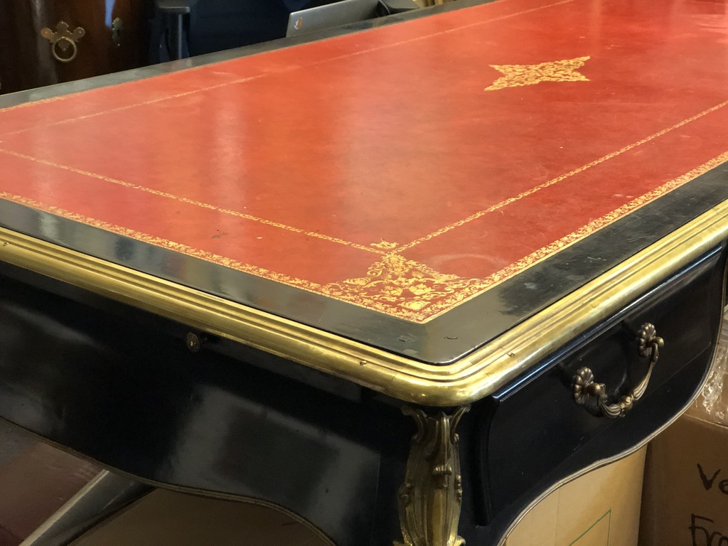 Melnkoka galds ar ādas virsmu un zeltītām bronzas apdares detaļām