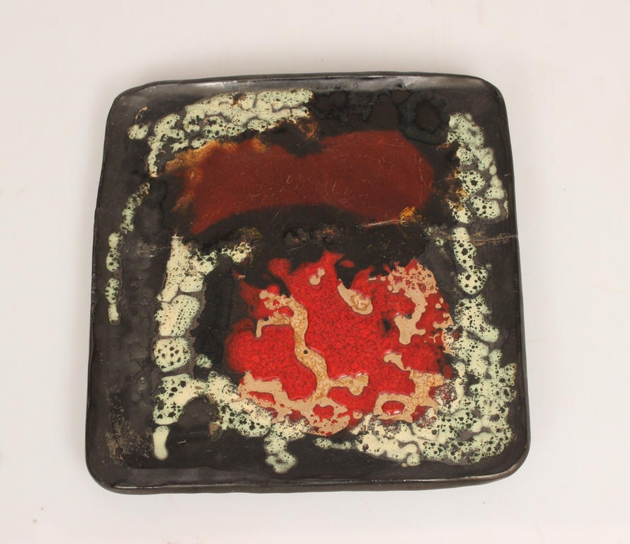 Расписная керамическая тарелка