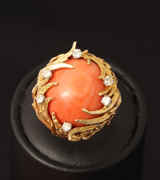 Золотой комплект украшений - серьги и кольцо с бриллиантами и кораллами