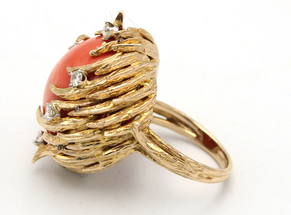 Золотой комплект украшений - серьги и кольцо с бриллиантами и кораллами
