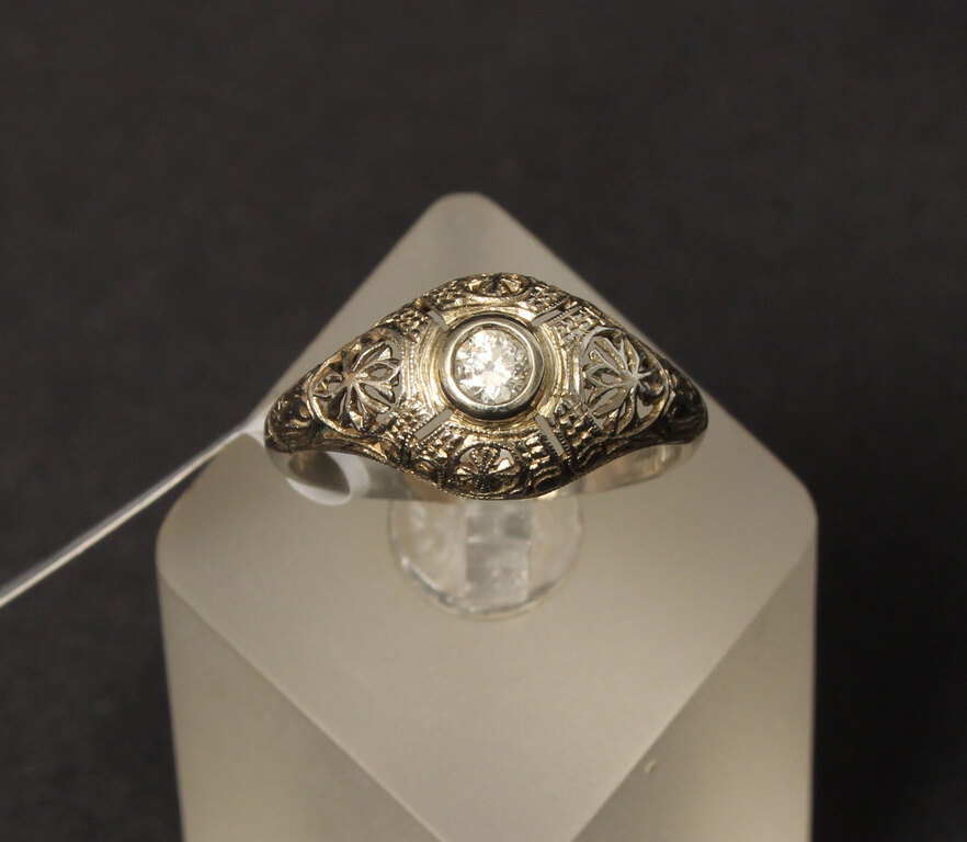  Золотое кольцо с бриллиантом