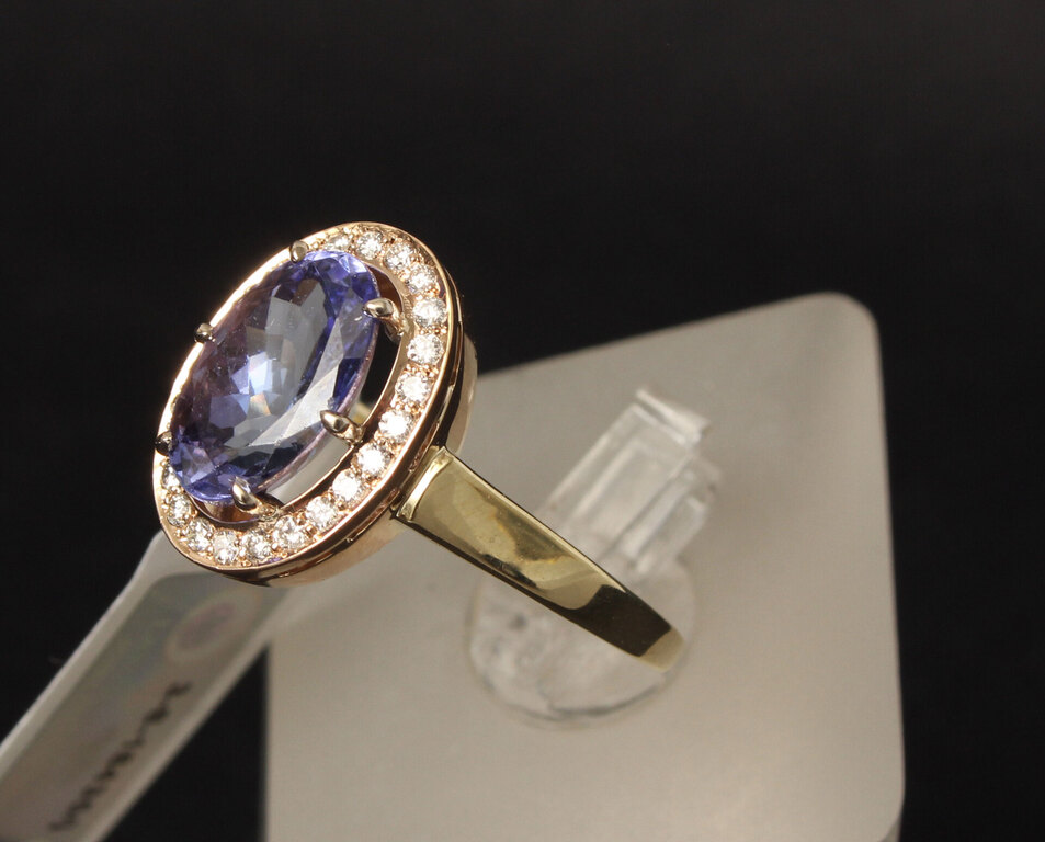 Ring with tanzanite and diamonds