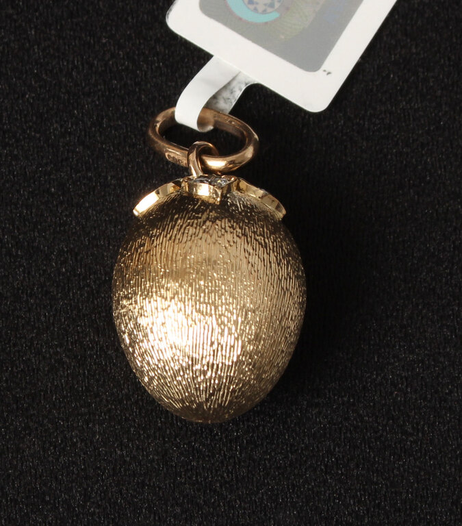 Golden pendant with diamonds