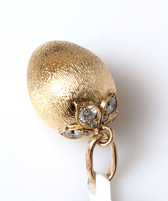 Golden pendant with diamonds