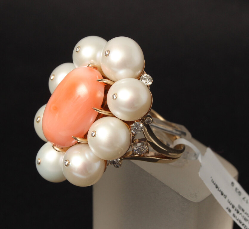 Gold ring with pearls, coral and diamonds