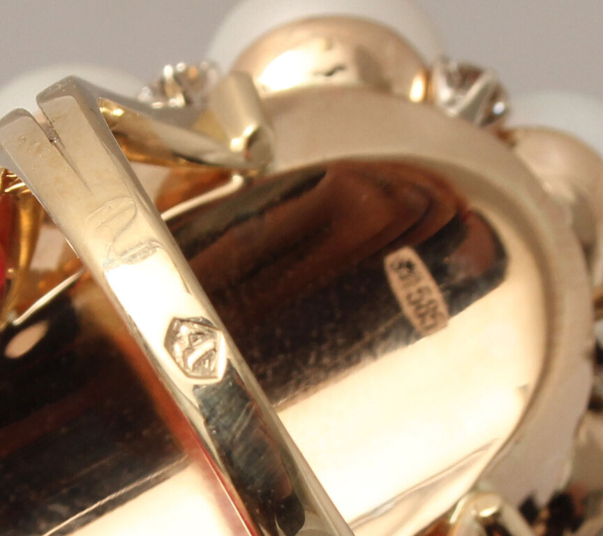 Золотое кольцо с жемчугом, кораллами и бриллиантами
