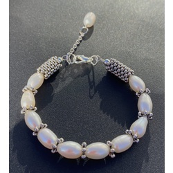 Bracelet with oval-shaped freshwater pearls and other metal and silver elements.