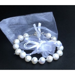 Bracelet with freshwater pearls and silver balls. Magnetic closure with zirconias.