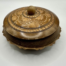 Latgale. Oak box from a folk craftsman. Hand carved. In excellent condition. Pre-war.