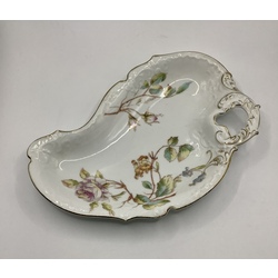 Plate in the shape of an oyster with a figured edge. SMP stamp in the dough. Hand-painted and gold edging. Excellent preservation. 18/19 century