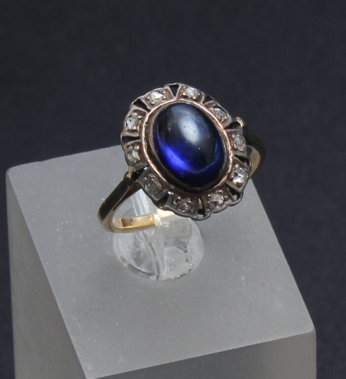 Gold ring with sapphire