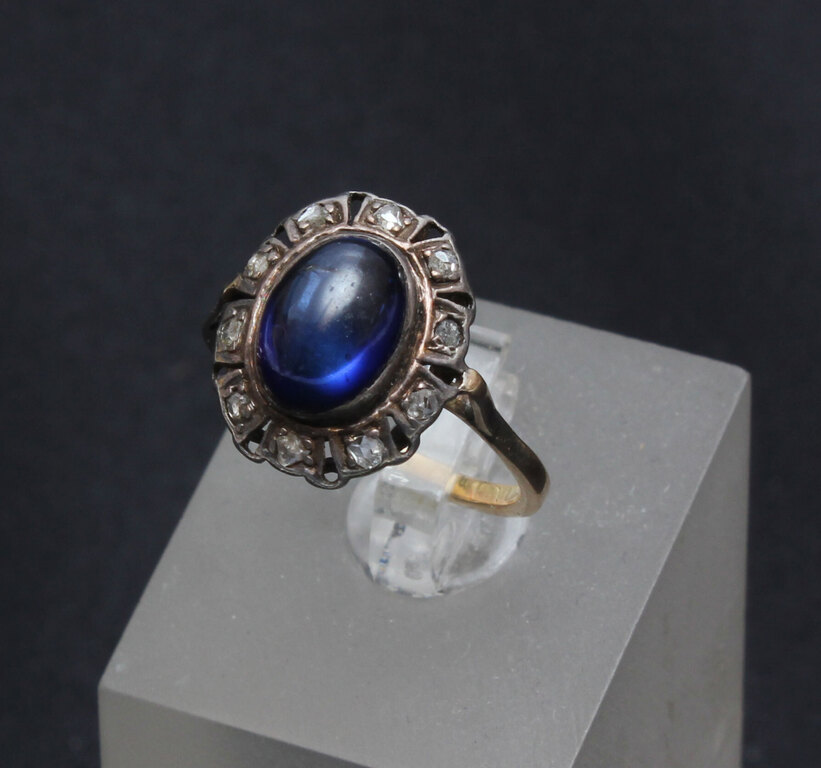 Gold ring with sapphire