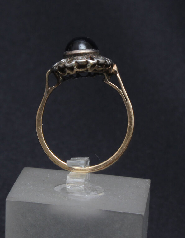 Gold ring with sapphire