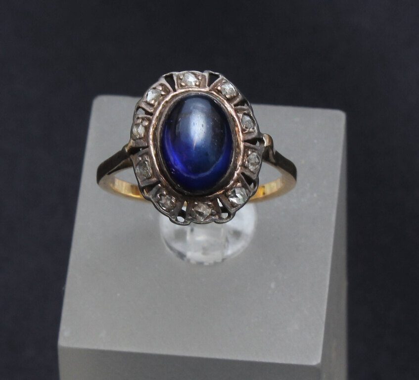 Gold ring with sapphire