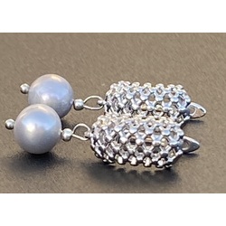 Gray sweet pearl earrings. Rhodium plated metal. 