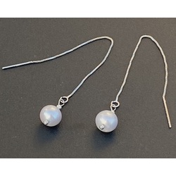 Silver earrings with finned sweet pearls. 