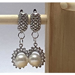 Earrings with a large freshwater pearl. Rhodium plating. 