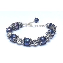 Bracelet with dark freshwater pearls and other metal and silver elements. 