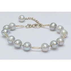 Bracelet with gray freshwater pearls and silver elements. 