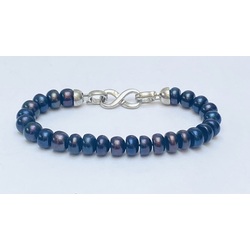 Bracelet with dark blue semi-circular freshwater pearls. 