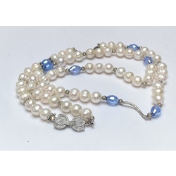 Long beads with white freshwater pearls, zirconia clasp, blue crystal and metal and silver elements. 