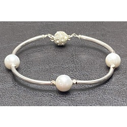 Silver bracelet with white Edison freshwater pearls and magnetic clasp with zircons. 