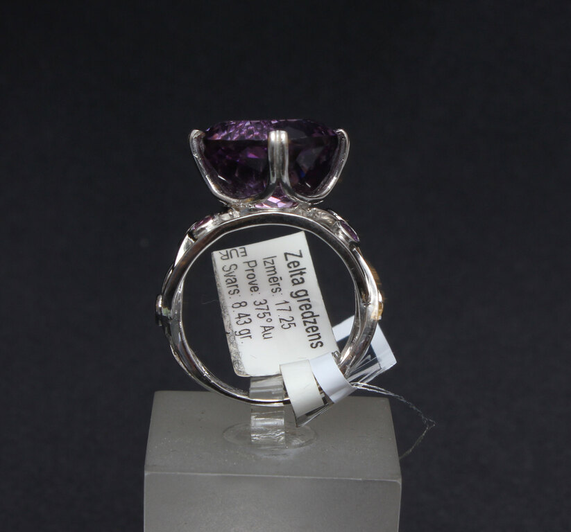 Gold ring with amethysts 