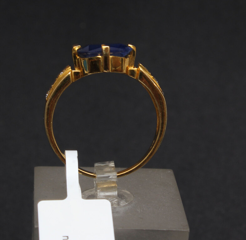 Золотое кольцо с синтетическим сапфиром и бриллиантами