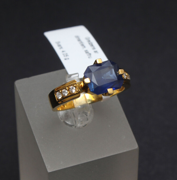Золотое кольцо с синтетическим сапфиром и бриллиантами