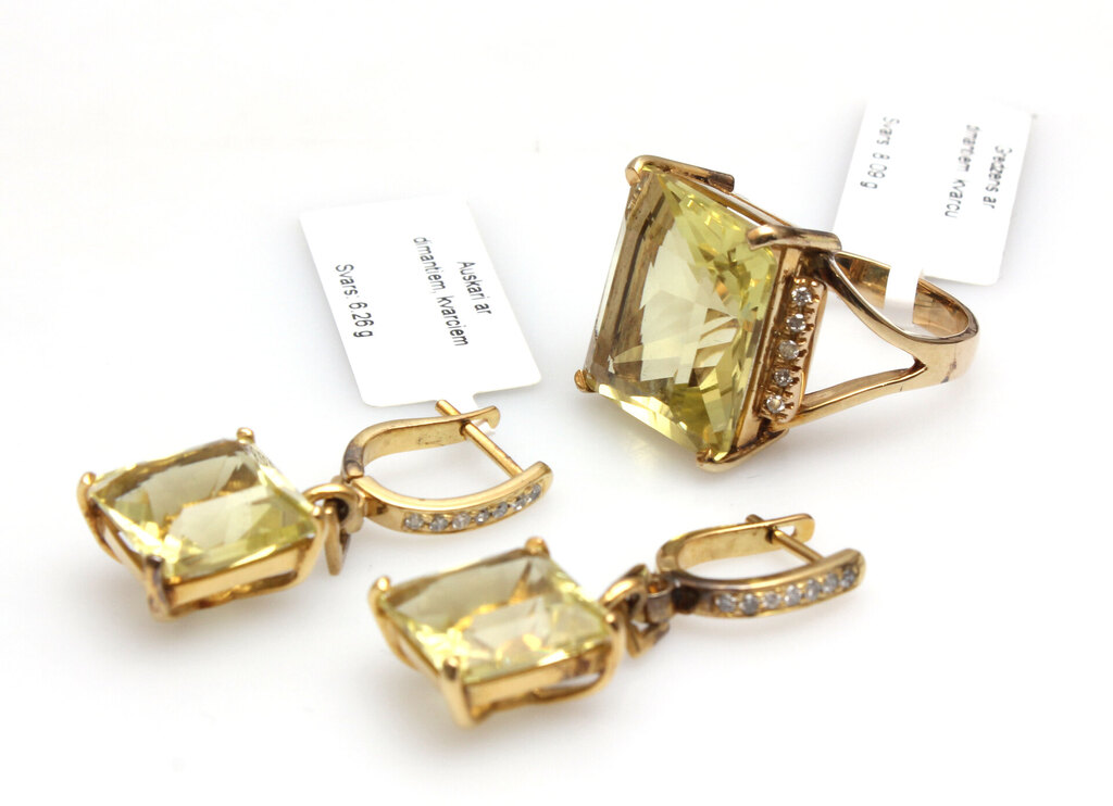 Золотой комплект с топазами и бриллиантами - кольцо и серьги