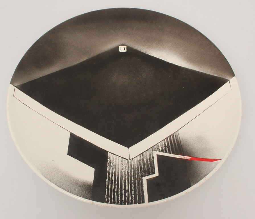 Керамическая настенная тарелка «Наедине с собой»