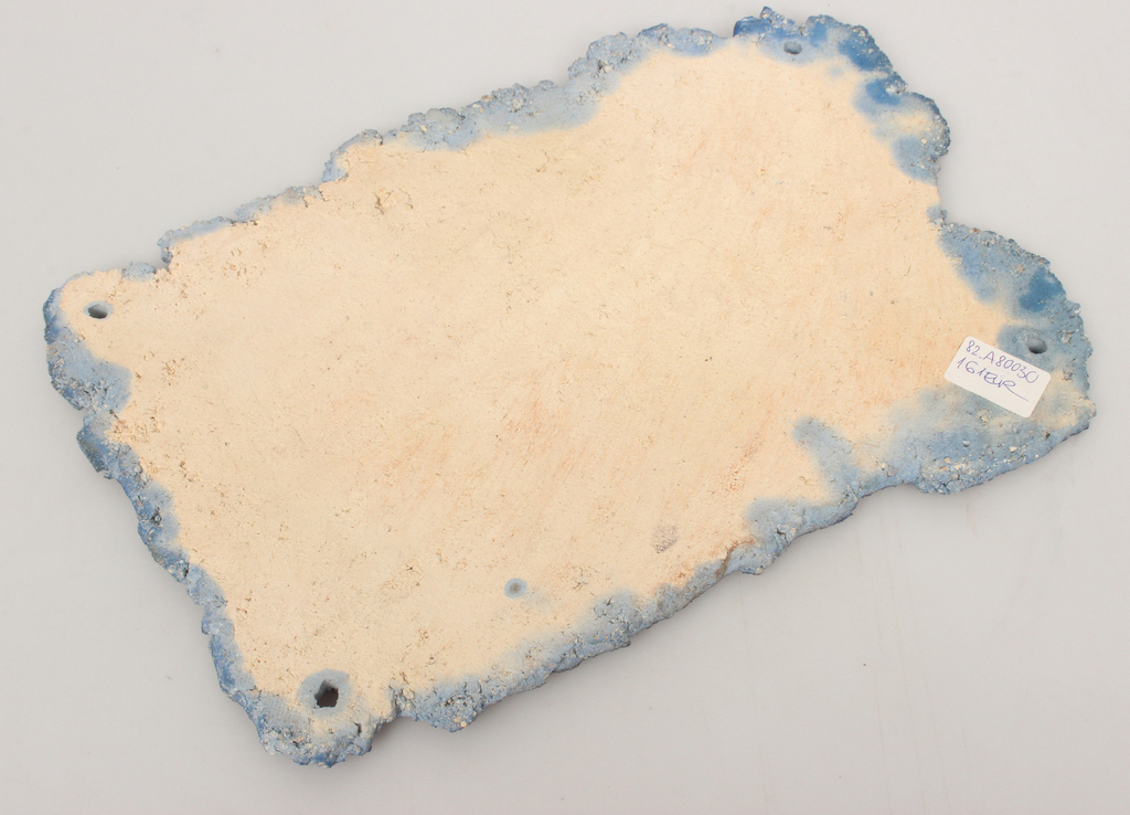 Decorative fireclay wall plate 