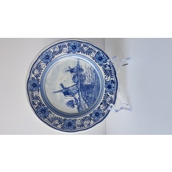 Ar roku apgleznots ,,Royal Delft