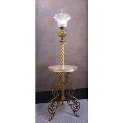 Редкая керосиновая лампа - столик
