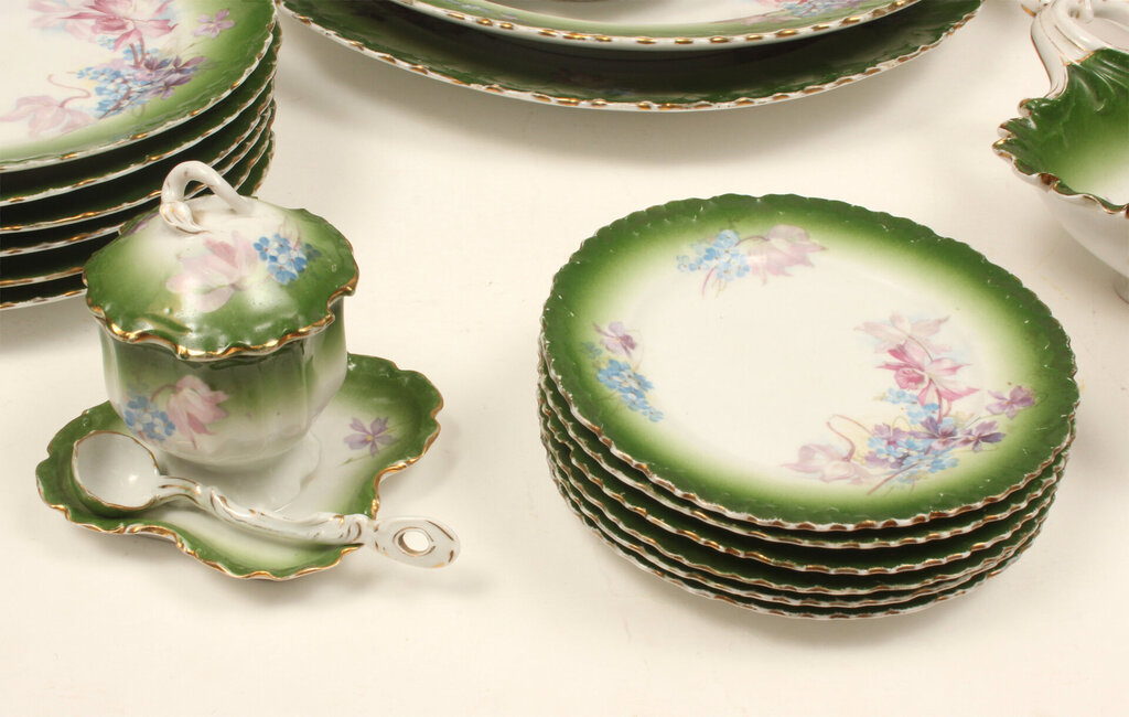 Kuznetsov porcelain dinner service 