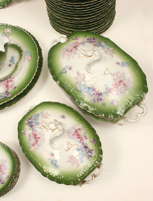 Kuznetsov porcelain dinner service 