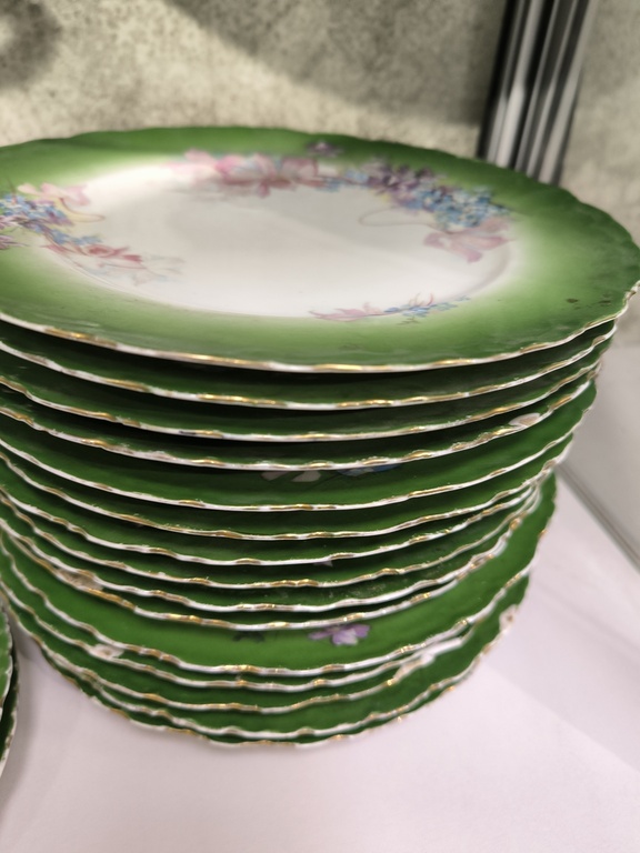 Kuznetsov porcelain dinner service 