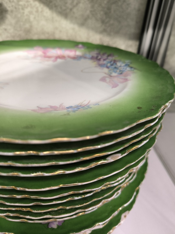 Kuznetsov porcelain dinner service 