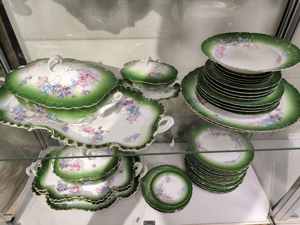 Kuznetsov porcelain dinner service 