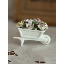 Винтажная статуэтка из костяного фарфора Royal Doulton Wagon of Flowers.